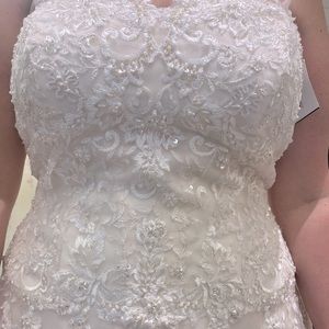 Found my dream dress but decided to elope. Must sell.